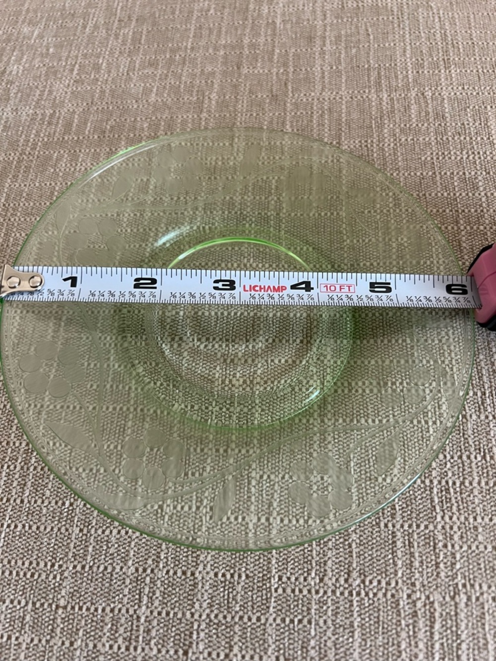 “Glowy Glass” 2 Uranium saucers/small plates with pretty etched design - Picture 7 of 7